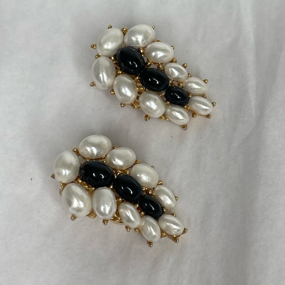 Trifari Pearl Black Cabochon Earrings - Picture 7 of 8